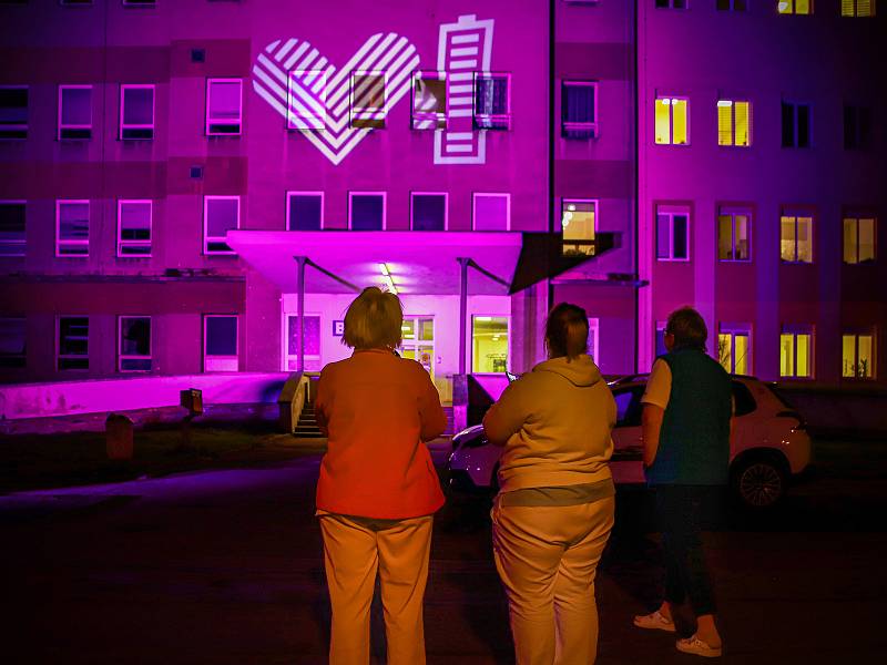 Na výraz vděku a na podporu zdravotníkům se 27. listopadu večer v rámci dobročinné aktivity „Světlo lékařům“ rozsvítila budova Nemocnice Cheb.