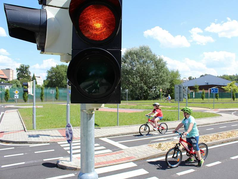 Děti z Chebska si užily další jedinečný příměstský tábor v Domě dětí a mládeže Sova v Chebu. Během týdne si vylezly na horolezeckou stěnu, svezly se na kánoích, povozily se na koních anebo si vyšláply do terénu, kde hledaly různé indicie.