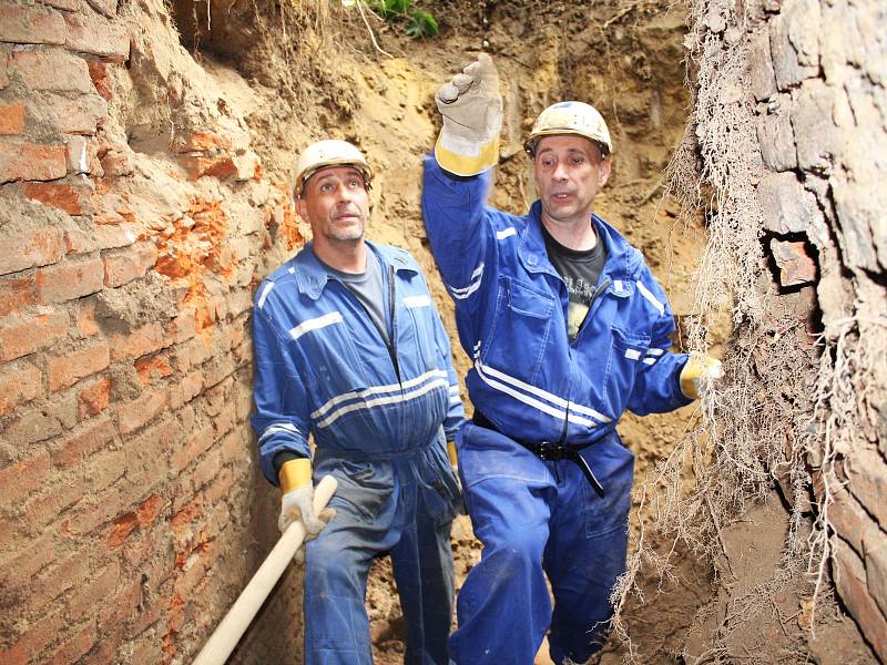 Odborníci se chtějí dozvědět co nejvíce o vyhaslé sopce Komorní hůrkau Františkových Lázní.