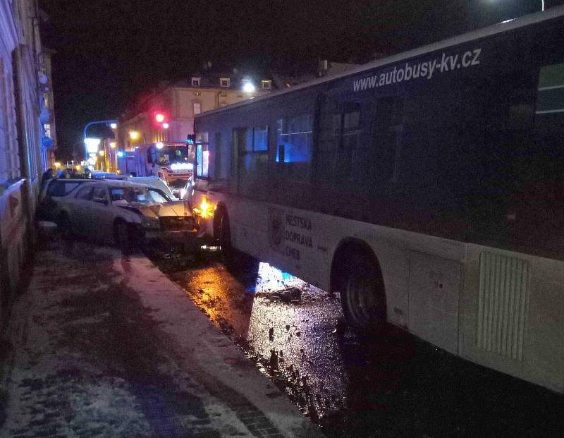 Dopravní nehoda autobusu.