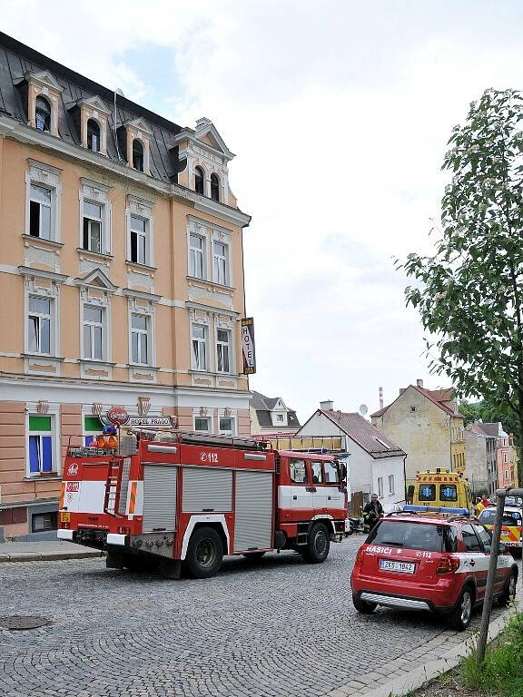 Patrně postel chytila kolem poledne v jednom z pokojů v domě v ašské ulici Gustava Geipela. Podle svědků začali požár hasit sami obyvatelé domu, i přesto ale na místo vyrazili také hasiči.  