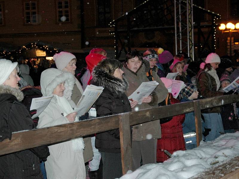  Lidé v Karlovarském kraji si společně zazpívali s Deníkem a rádiem Impuls. I na chebském náměstí se konala akce Česko zpívá koledy. 