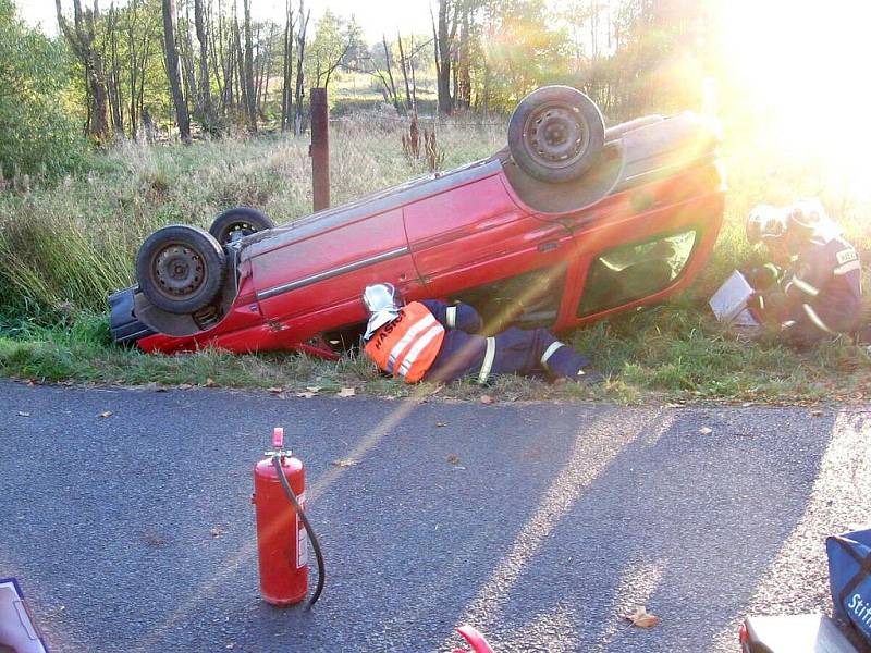 NA DOPRAVNÍ NEHODY jsou tepelští dobrovolní hasiči připraveni, tento fakt ukázalo závěrečné prověřovací cvičení, při kterém čtveřice hasičů obstála na jedničku. 