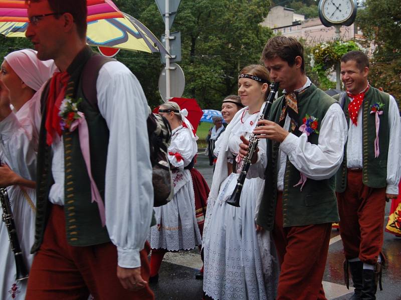 MARIÁNKY PATŘILY FOLKLORU. Mezinárodní folklorní festival Mariánský podzim se tradičně uskutečnil v Mariánských Lázních. Kromě vystoupení na kolonádě nebo v anglikánském kostele měli místní i hosté možnost spatřit krásu lidových krojů při průvodu městem. 