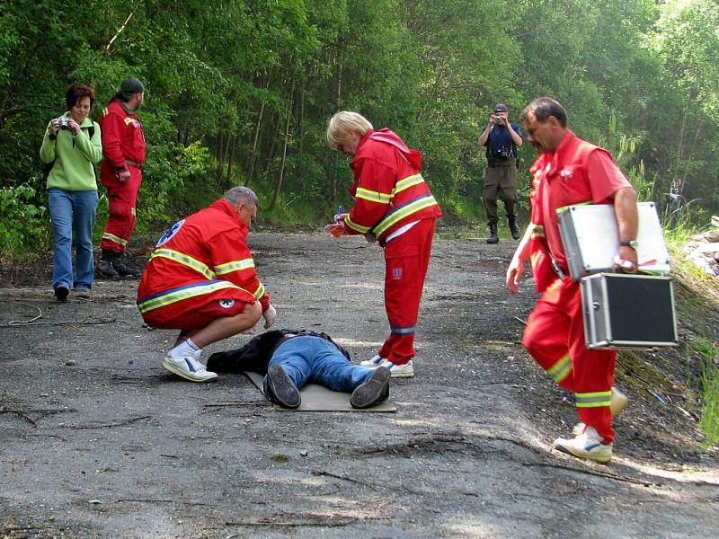 Složky Integrovaného záchranného systému nacvičovaly u Potočiště na Chebsku zásah po zemětřesení