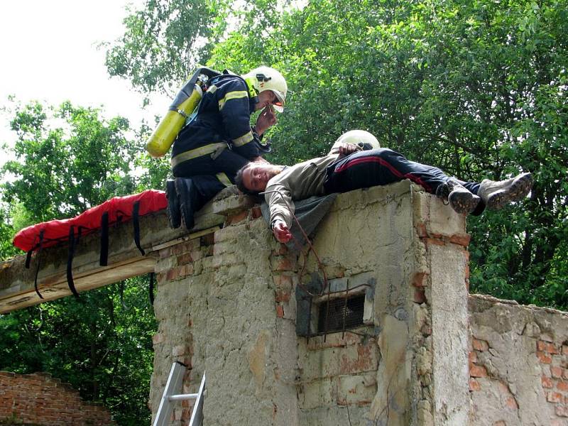 Složky Integrovaného záchranného systému nacvičovaly u Potočiště na Chebsku zásah po zemětřesení