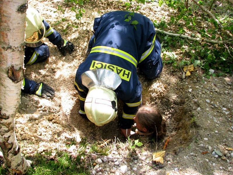 Složky Integrovaného záchranného systému nacvičovaly u Potočiště na Chebsku zásah po zemětřesení