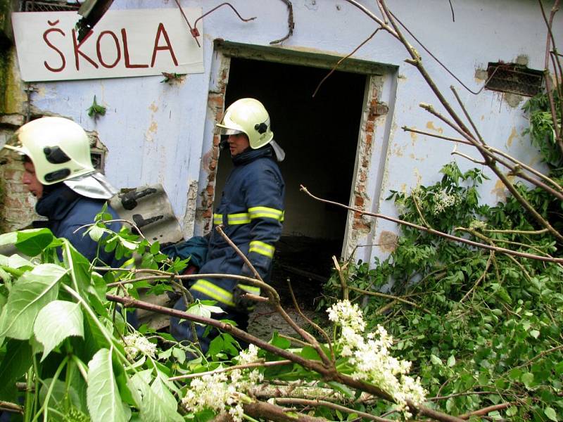 Složky Integrovaného záchranného systému nacvičovaly u Potočiště na Chebsku zásah po zemětřesení