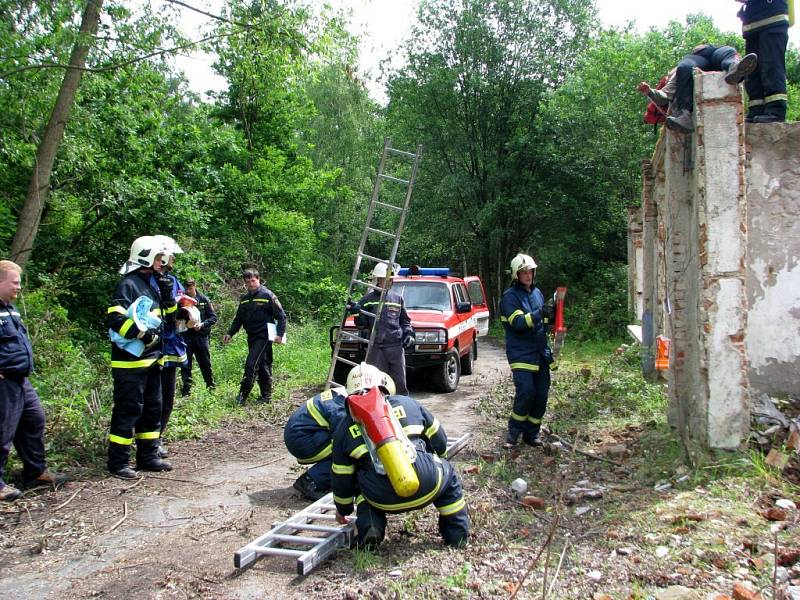 Složky Integrovaného záchranného systému nacvičovaly u Potočiště na Chebsku zásah po zemětřesení