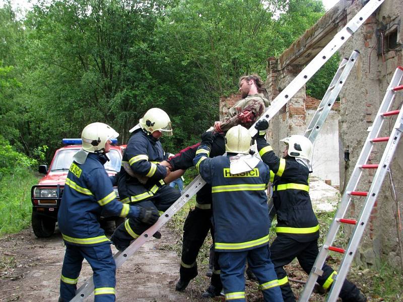 Složky Integrovaného záchranného systému nacvičovaly u Potočiště na Chebsku zásah po zemětřesení