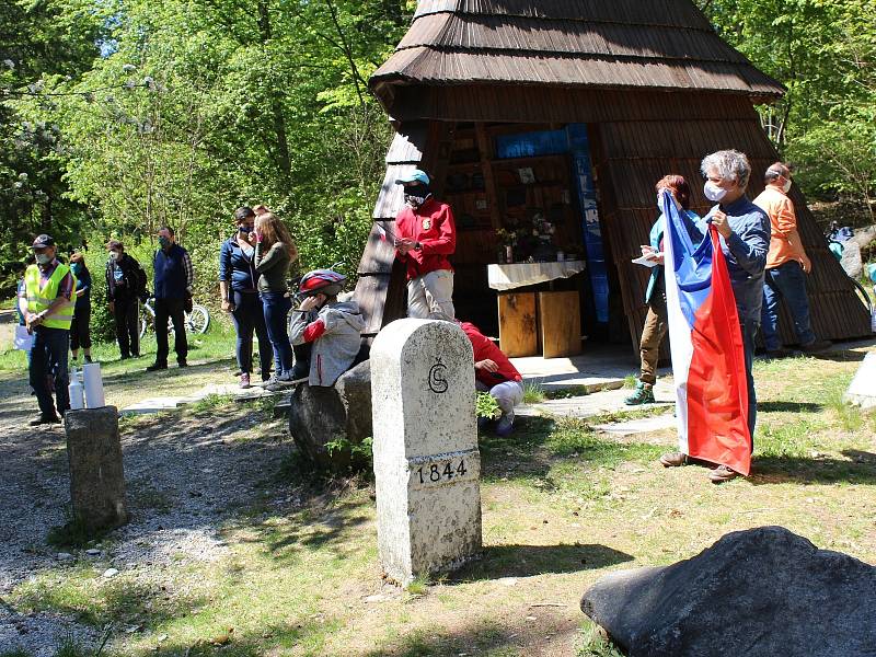 Zhruba stovka lidí dorazila na česko-německé hranice mezi Libou a Selbem. Protestovali proti dlouhodobému uzavření hranic, které podle iniciátorů už postrádá smysl.