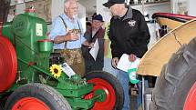 Desítky historických traktorů, veteránů, kol a motorek byly k vidění na v pořadí již jedenáctém srazu starých traktorů a zemědělské techniky ve Skalné.