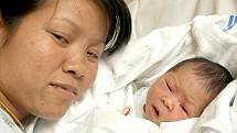 TRANG, holčička, se narodila v úterý 14. června v 9.15 hodin. Při narození vážila 2670 gramů a měřila 46 centimetrů. Z malé dcerušky se doma v Chebu raduje maminka Tham spolu s tatínkem Sonhem.