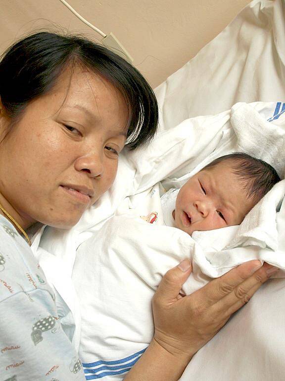 TRANG, holčička, se narodila v úterý 14. června v 9.15 hodin. Při narození vážila 2670 gramů a měřila 46 centimetrů. Z malé dcerušky se doma v Chebu raduje maminka Tham spolu s tatínkem Sonhem.