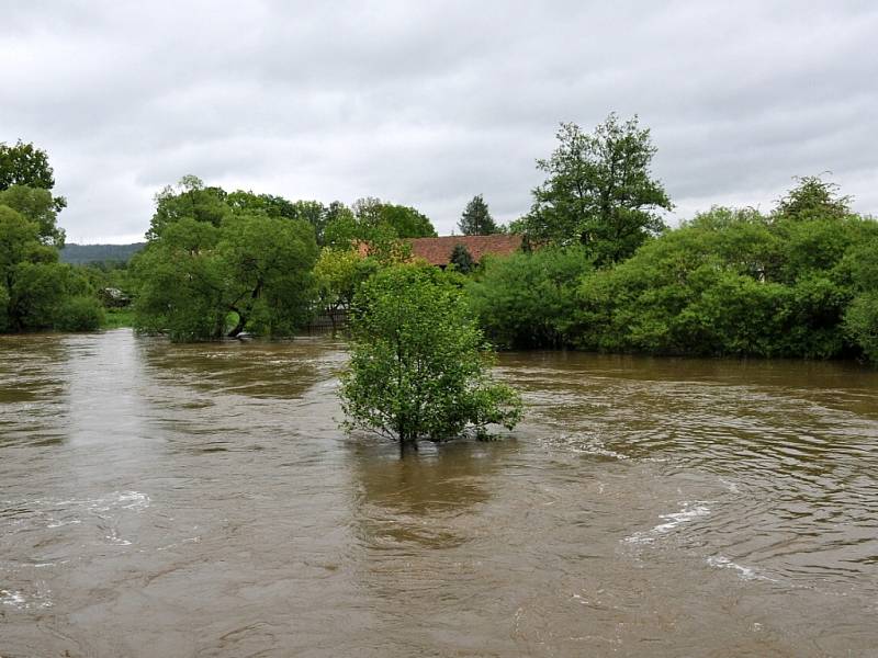 Voda ohrožovala také Chebsko.