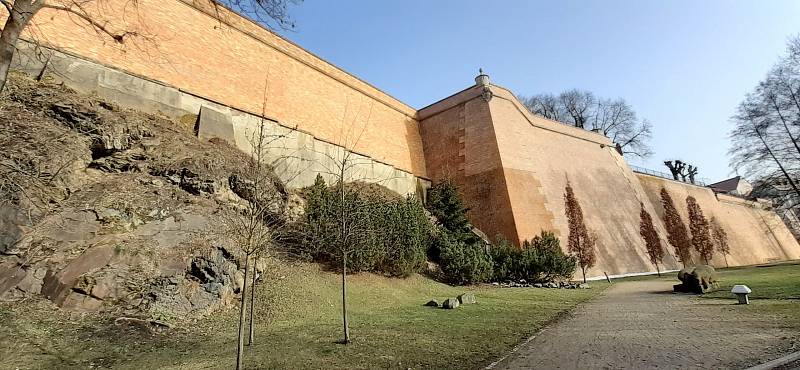 Centrum Chebu je mimořádně dobře zachované, včetně půdorysu, náměstí a zbytků hradeb, a je tedy právem městskou památkovou rezervací.