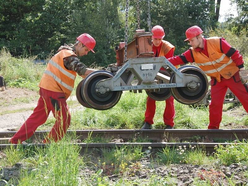 PRÁCE NA POSLEDNÍ ČÁSTI třetího tranzitního koridoru na trati Cheb Cheb státní hranice jsou v plném proudu. Stavebníci právě nyní připravují okolí kolem trati pro novou etapu. 