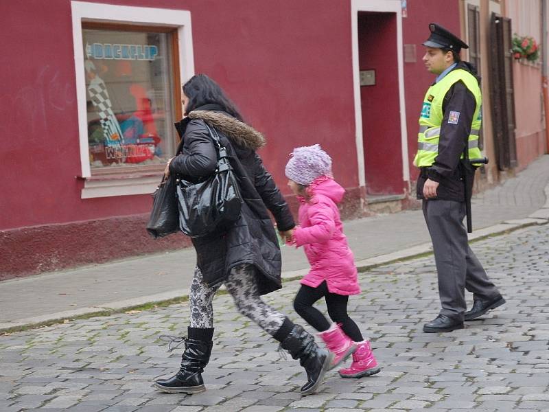 U chebské knihovny nalezli dělníci nevybuchlou munici. Prostor kolem nálezu policisté neprodleně uzavřeli. Odkláněli i dopravu. 