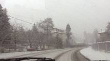 V úterý 18. března odpoledne se na Chebsko znovu vrátila zima. Během pár minut napadlo několik centimetrů sněhu. Problémy měli okamžité motoristé i chodci