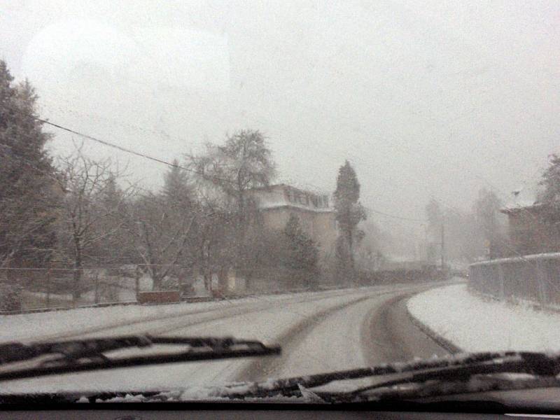 V úterý 18. března odpoledne se na Chebsko znovu vrátila zima. Během pár minut napadlo několik centimetrů sněhu. Problémy měli okamžité motoristé i chodci