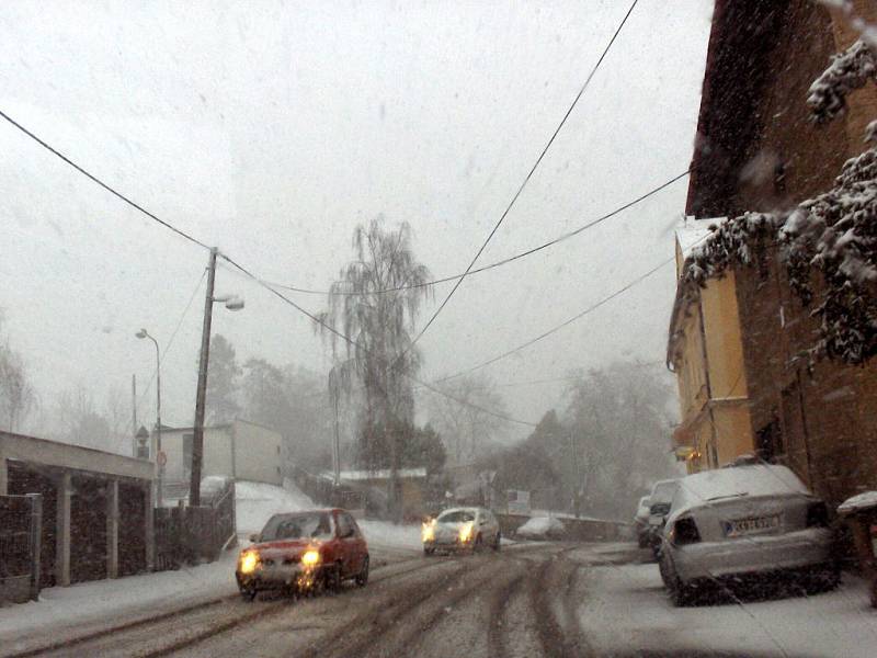 V úterý 18. března odpoledne se na Chebsko znovu vrátila zima. Během pár minut napadlo několik centimetrů sněhu. Problémy měli okamžité motoristé i chodci