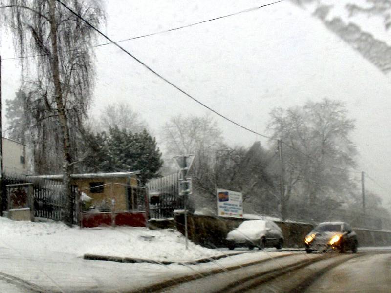 V úterý 18. března odpoledne se na Chebsko znovu vrátila zima. Během pár minut napadlo několik centimetrů sněhu. Problémy měli okamžité motoristé i chodci