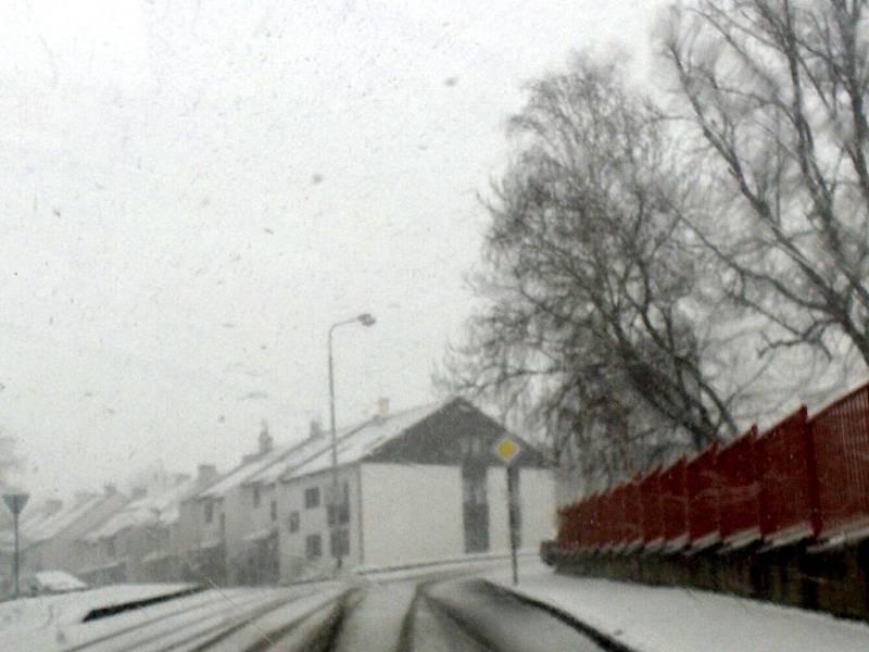 V úterý 18. března odpoledne se na Chebsko znovu vrátila zima. Během pár minut napadlo několik centimetrů sněhu. Problémy měli okamžité motoristé i chodci