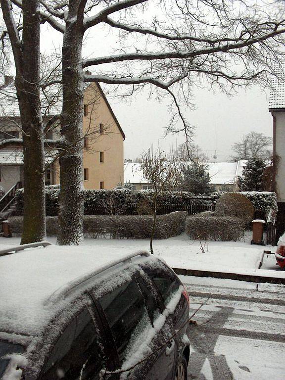 V úterý 18. března odpoledne se na Chebsko znovu vrátila zima. Během pár minut napadlo několik centimetrů sněhu. Problémy měli okamžité motoristé i chodci