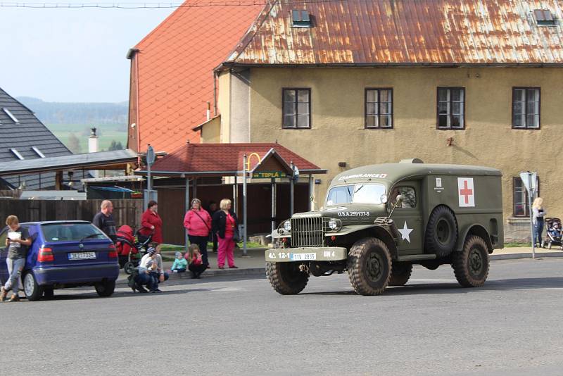 ORIGINÁLNÍ BOJOVÁ TECHNIKA projela v rámci oslav 72. výročí osvobození Karlovarským krajem. Zastávku si military convoy udělal tradičně i v Teplé, kde si všichni mohli vozidla prohlédnout.