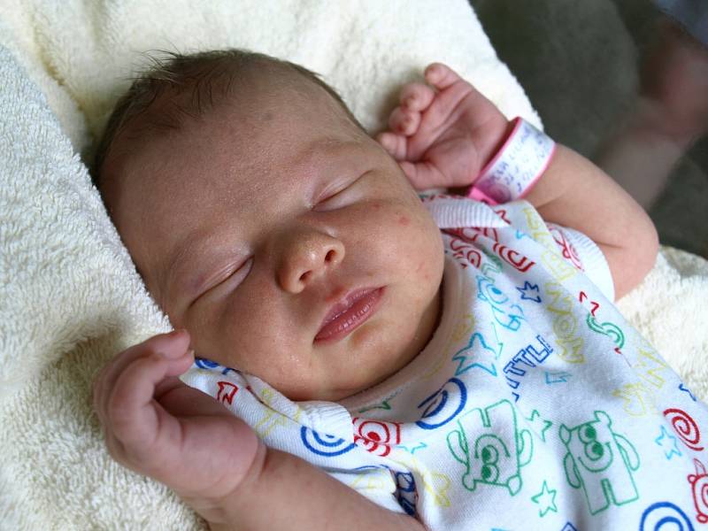LILIANA ČONKOVÁ se narodila ve čtvrtek 23. srpna ve 12.40 hodin. Při narození vážila 2 960 gramů a měřila 46 centimetrů. Z malé Lilianky se raduje doma v Chebu maminka Anna a tatínek Patrik.