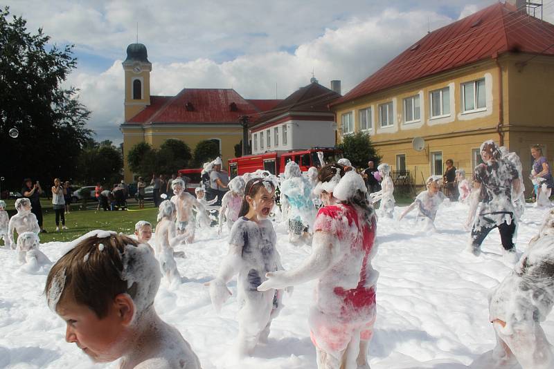 DĚTSKÝ DEN si v Milíkově užili všichni, kteří mají rádi soutěžení, divadlo i pěnu.