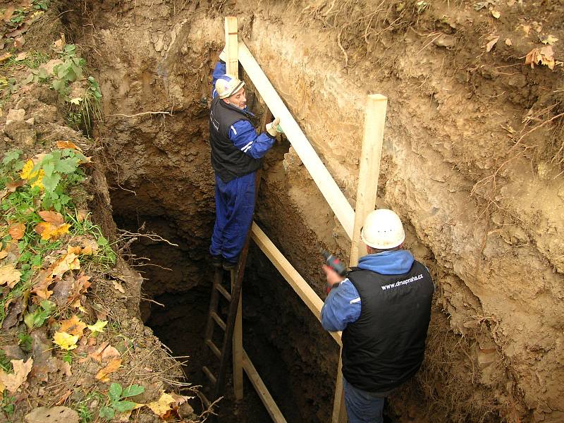 Lžíce malého bagru se opět zakousla do země u vyhaslé sopky Komorní hůrka u Chebu. Vědci tady tak otevřeli další pomocný zářez, který sahá až do hloubky šesti metrů.