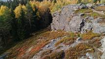 Přírodní památka Vysoký kámen se nachází mezi Kraslicemi a Luby.