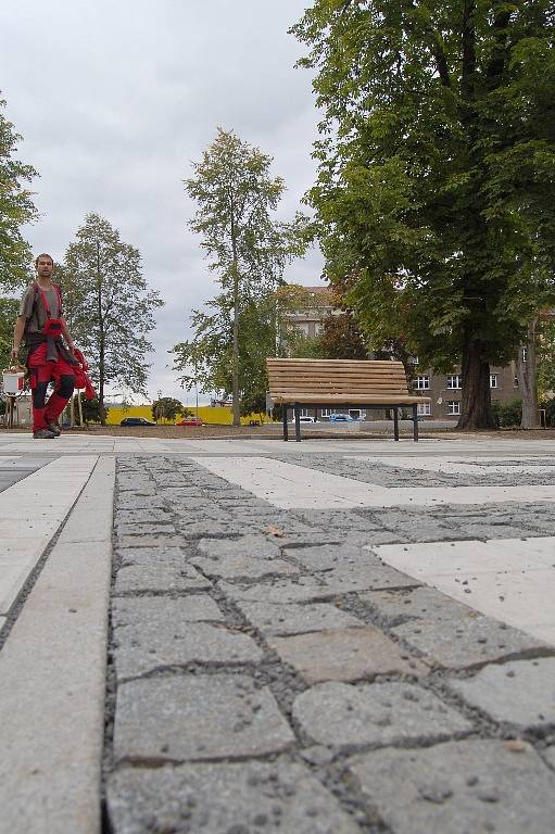 Nové chodníky, lavičky, odpadkové koše i pouliční lampy. Tak to nyní vypadá ve zrekonstruovaných městských sadech v centru města Chebu. 