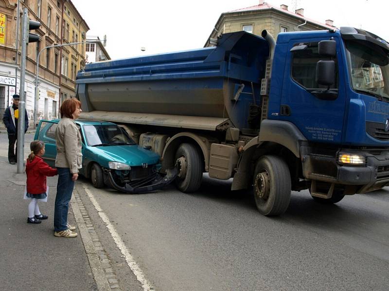 Srážka těžkého nákladního automobilu a malého osobního vozu na křižovatce ulic Mánesova a Evropská v Chebu