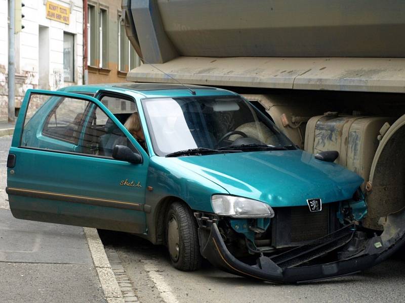 Srážka těžkého nákladního automobilu a malého osobního vozu na křižovatce ulic Mánesova a Evropská v Chebu