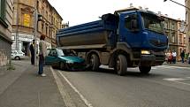 Srážka těžkého nákladního automobilu a malého osobního vozu na křižovatce ulic Mánesova a Evropská v Chebu