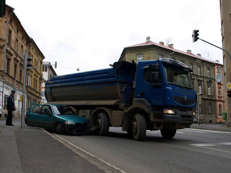 Srážka těžkého nákladního automobilu a malého osobního vozu na křižovatce ulic Mánesova a Evropská v Chebu