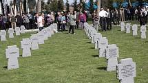 Tisíce lidí dorazily na vzpomínkovou akci u příležitosti otevření německého vojenského hřbitova. Součástí akce bylo i pokládání věnců k pomníkům amerických, francouzských a ruských vojáků. 