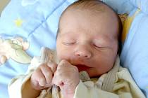 DAVID UHLÍK přišel na svět v úterý 16. října ve 22.36 hodin. Při narození vážil 2 900 gramů a měřil 48 centimetrů. Z malého Davídka se těší doma v Chebu bráška Daneček spolu s maminkou Simonou a tatínkem Janem.