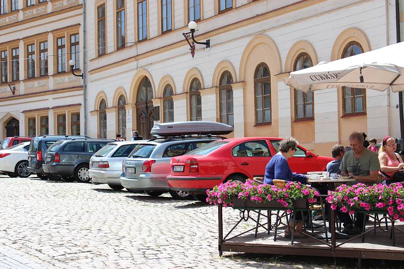 Semestrální práce studentů se zabývaly parkováním v předmostí i revitalizací náměstí, které je stále plné aut.