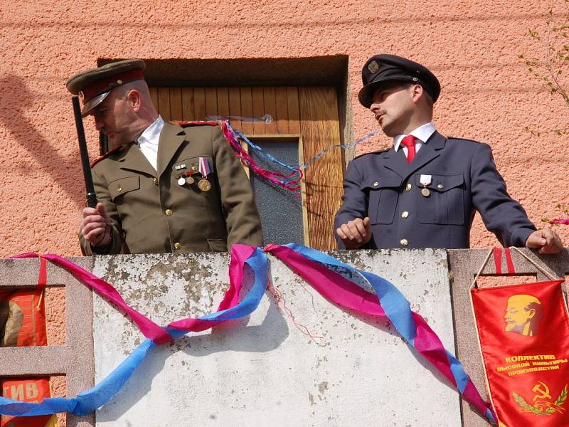 Budovatelské písně znějící z rozhlasu a v průvodu stovky lidí. Tak vypadal v pořadí již třetí ročník oslavy Prvního máje v Novém Kostele na Chebsku.