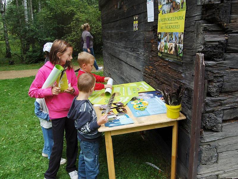 Devět dravců mohli lidé spatřit o víkendu v Přírodní rezervaci Soos u Nového Drahova. Konala se zde ukázka orlů, poštolek a dalších opeřenců.