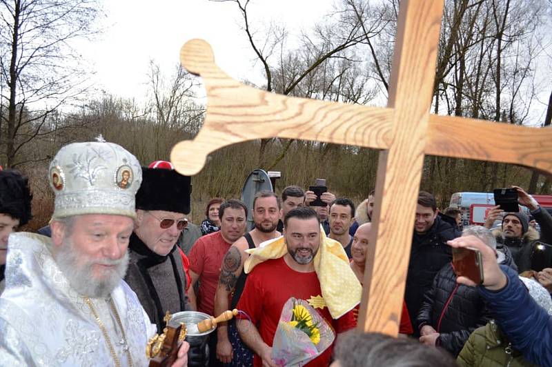 Křest páně se už posedmé uskutečnil v Těšově na Chebsku. Pravoslavní věřící tam podstoupili mrazivou koupel. Křest Páně připomíná událost, při níž byl Ježíš Kristus pokřtěn sv. Janem Křtitelem v řece Jordán. Svátkem Křtu Páně končí vánoční období a začíná