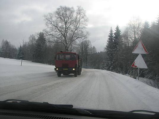 Silnice vedoucí do železné rudy a na Špičák jsou před oběmi místy pod sněhem.