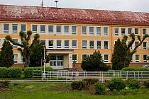 Hlavní budova úšovické základní školy v Mariánských Lázních (na snímku) má již zateplení za sebou. To teď čeká její pobočku. 