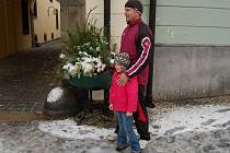 ADÉLKA AGNES obdivuje s tatínkem chebskou vánoční výzdobu. „Opravdu pěkné jsou i tyto ozdobné květináče,“ řekla. 