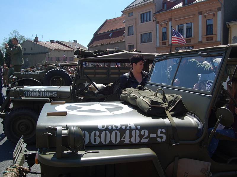 OSLAVY OSVOBOZENÍ. V rámci oslav 71. výročí osvobození přijel do Teplé a pak do dalších míst military convoy.