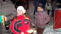 Lidé na Chebsku si užívali silvestrovské oslavy. Občané si připíjeli na Nový rok například na Národní třídě ve Františkových Lázních, Aši anebo v Milíkově.