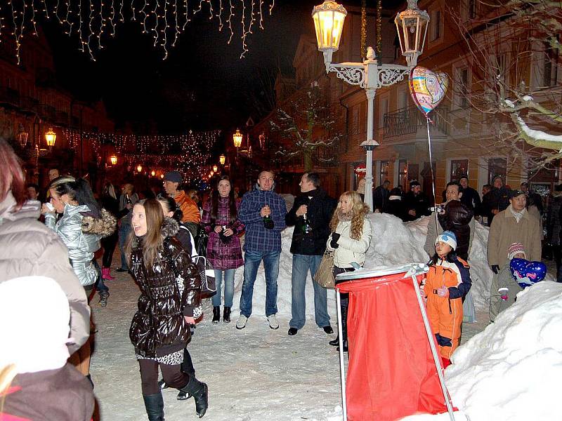 Lidé na Chebsku si užívali silvestrovské oslavy. Občané si připíjeli na Nový rok například na Národní třídě ve Františkových Lázních, Aši anebo v Milíkově.
